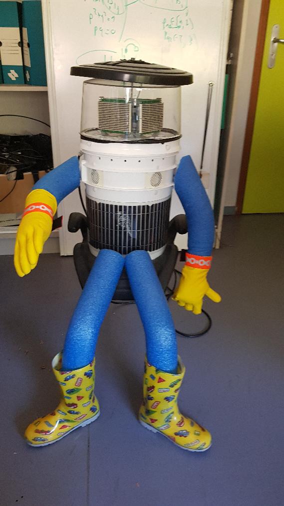 IMG/hitchbot.jpg